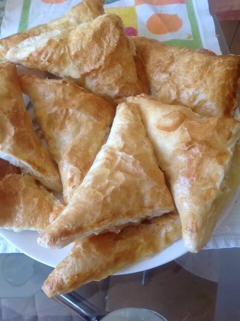 треугольники из слоеного теста. слойки треугольные. рецепт слоеных треугольников. треугольники из слоеного теста. треугольный пирожок с мясом.