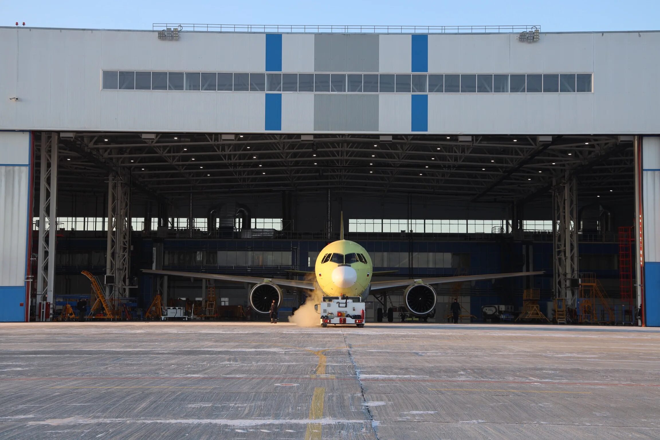 Первый полет мс. МС 21 300. Мс21 самолет. МС-21 первый полет. Композитное крыло самолета МС-21.