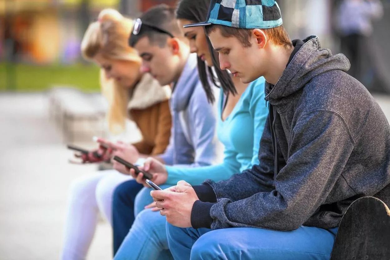 Современность связи. Современная молодежь. Увлечения молодежи. Молодежь с гаджетами. Подросток со смартфоном.