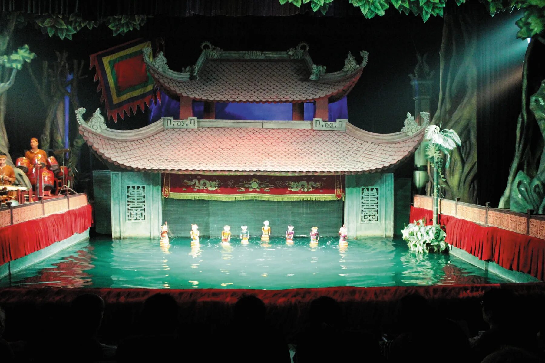 Театр на воде. Водный кукольный театр вьетнама. Кукольный театр на воде вьетнам. Кукольный театр на воде вьетнам ханой. Водный театр вьетнама.