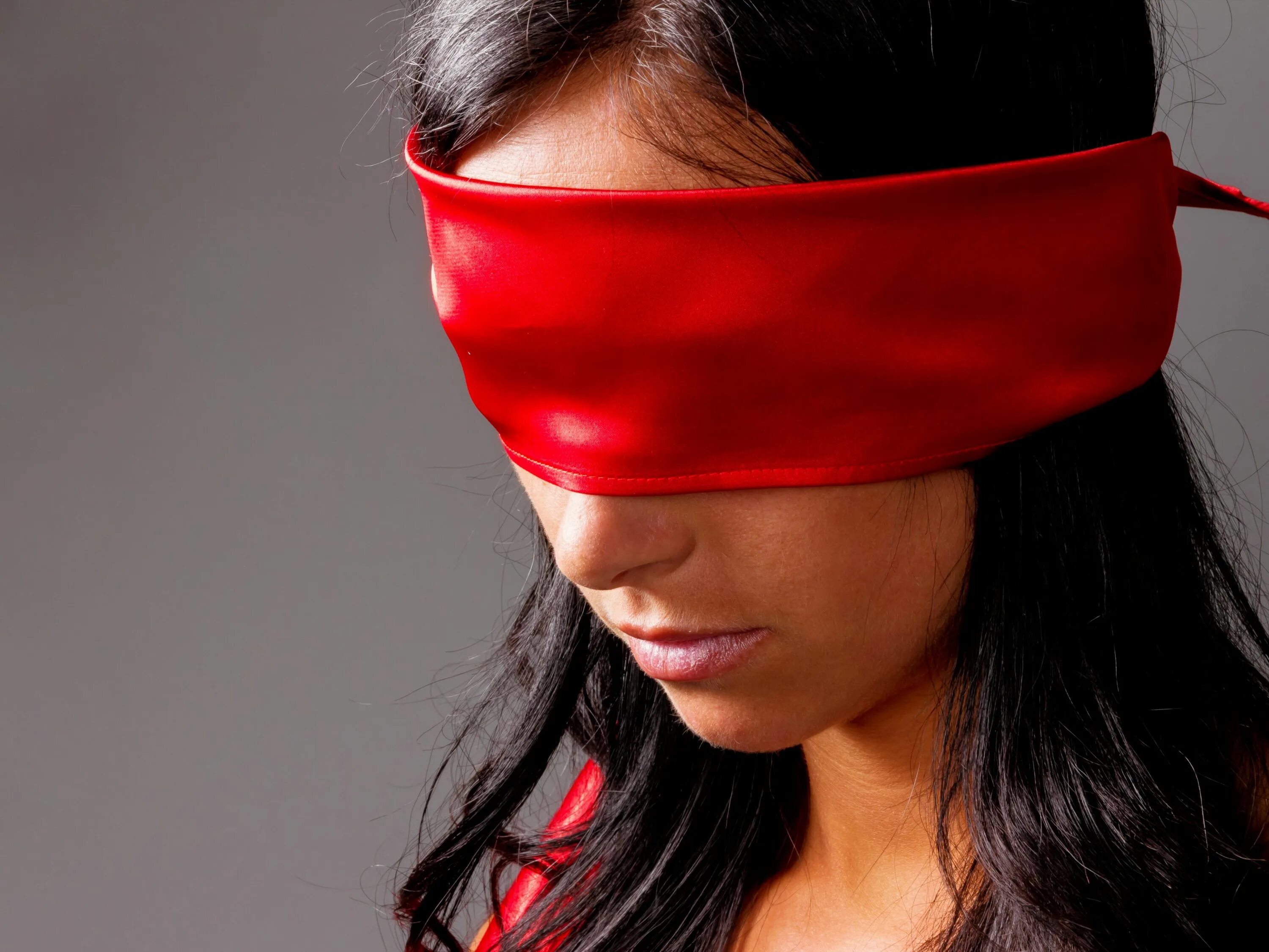 Красная повязка на глаза. Blindfold girls. Blindfold girls. Девушка сповязко на глазах. Женщина с замазанными глазами.