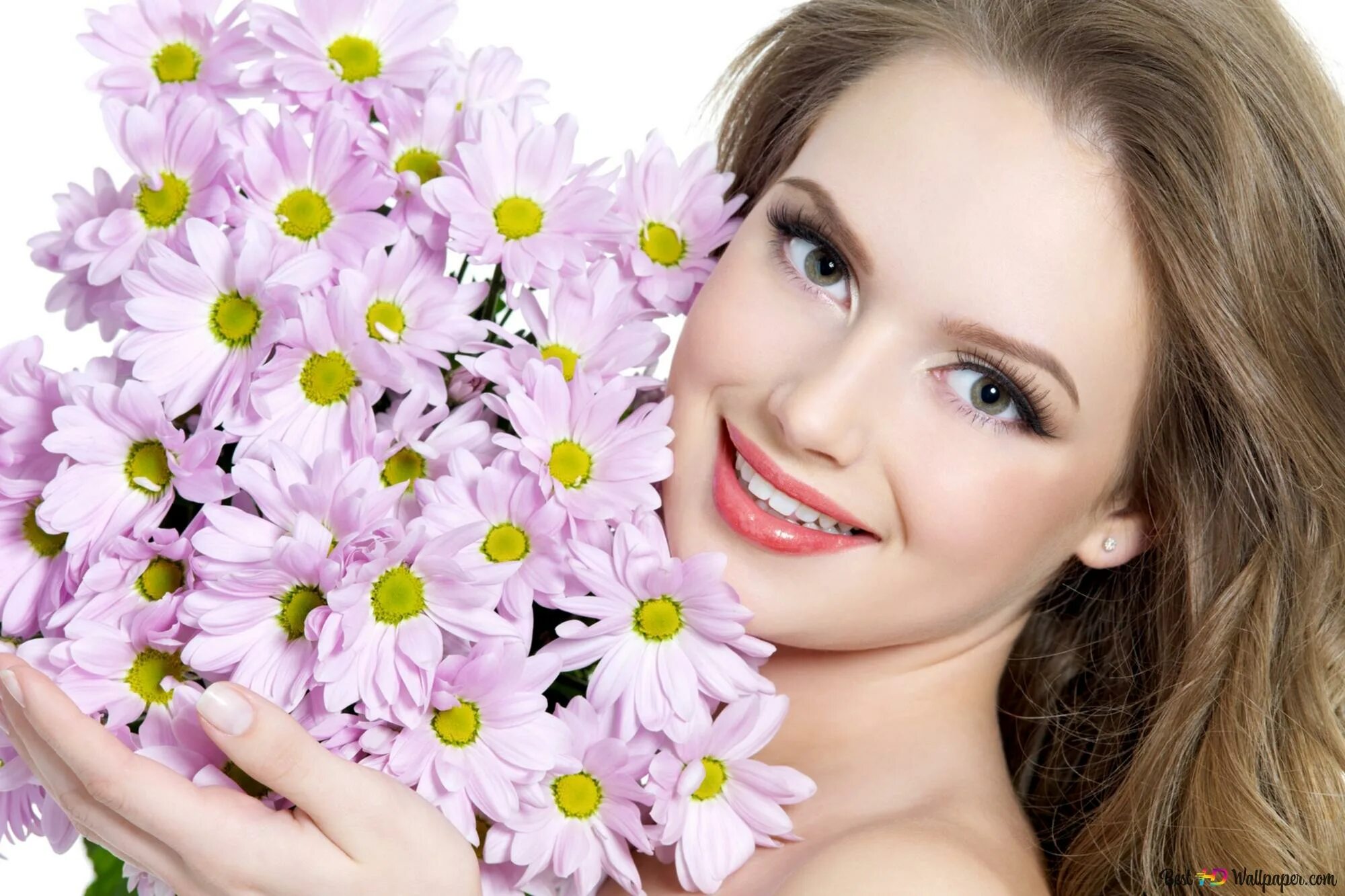 Букет улыбайся. Красивая женщина с цветами. Девушка с цветком. Букет цветов для девушки.
