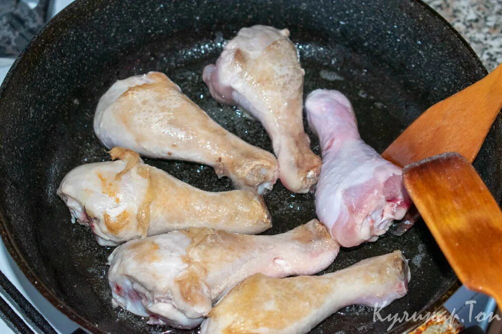 Куриные ножки в панировке. Куриные ножки в кляре. Фрайд чикен (куриные бёдрышки во фритюре). Курица в муке в духовке. Куриные голени в муке на сковороде.