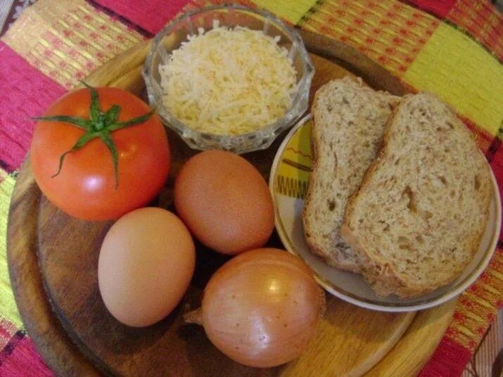 Яйца хлеб сыр. Хлеб сыр помидоры яйцо. Яичница в хлебе. Хлеб яйца колбаса сыр. Хлеб яйца сыр рецепт
