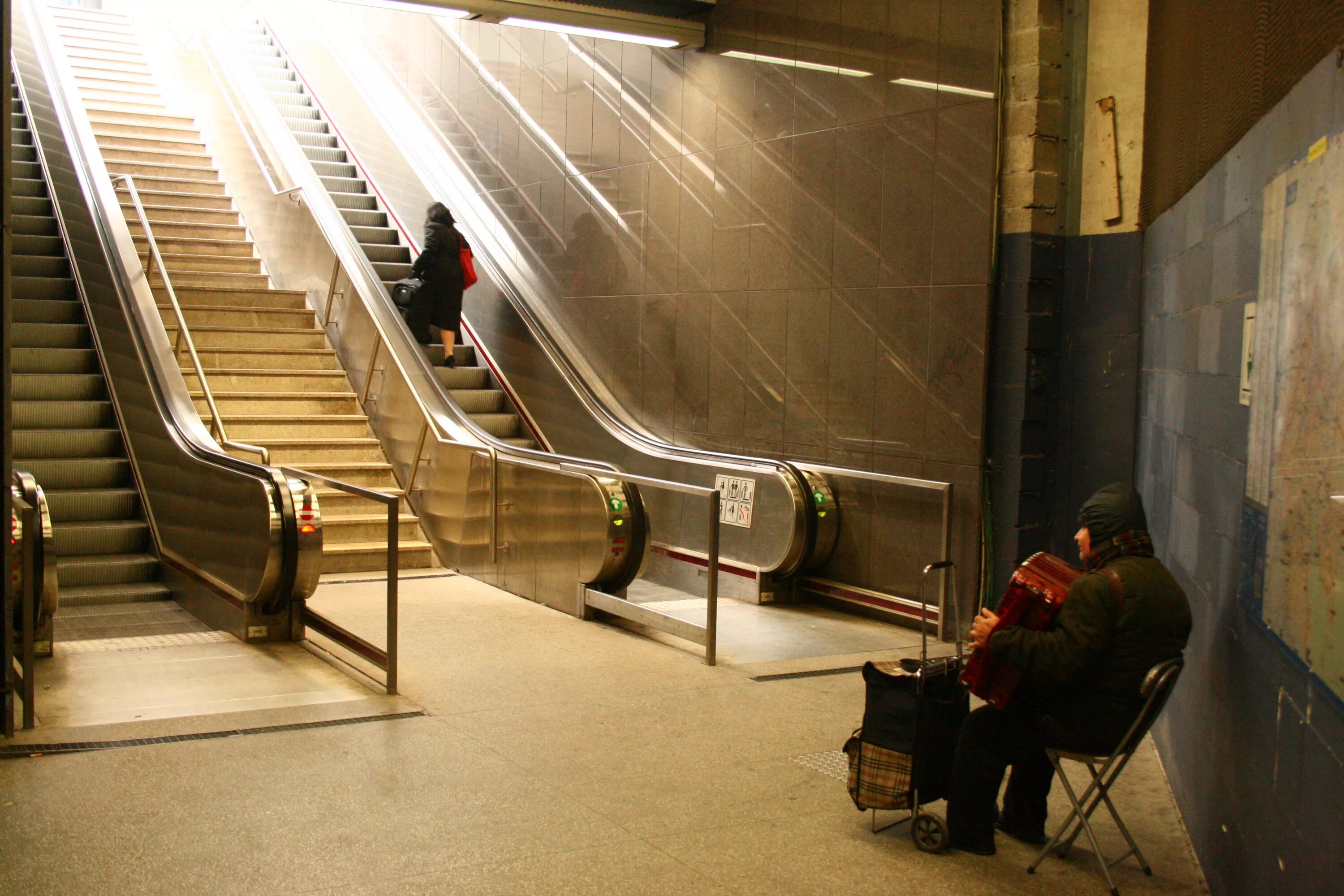 Эскалатор метрополитена безопасность. Метро Автозаводская эскалатор. Метро Автозаводская эскалатор эскалатор. Станция метро Автозаводская эскалатор. Метро Октябрьская эскалатор.