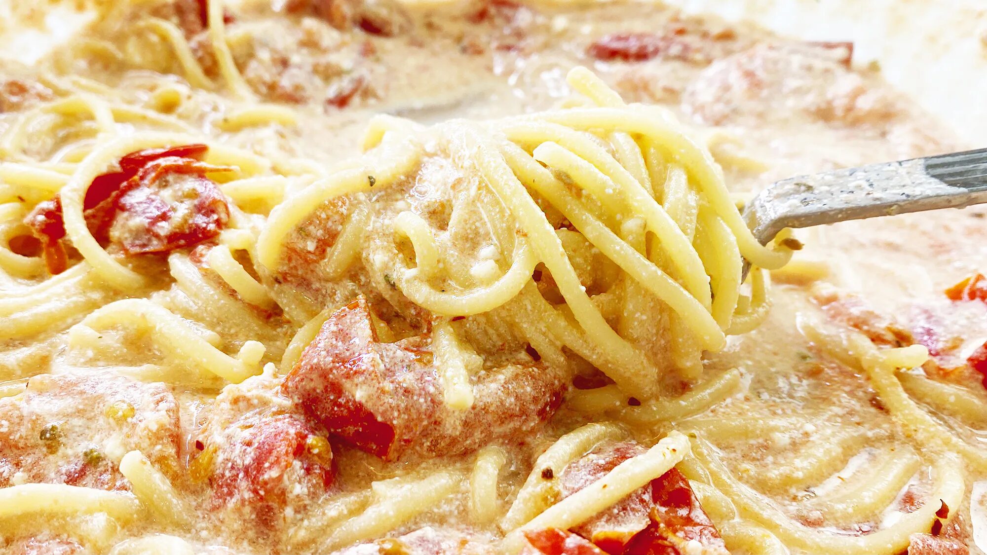 Макарохи с сыром и помидор. Спагетти в духовке с сыром. Макароны с помидорами и сыром. Спагетти с сыром. Вкусно и тока