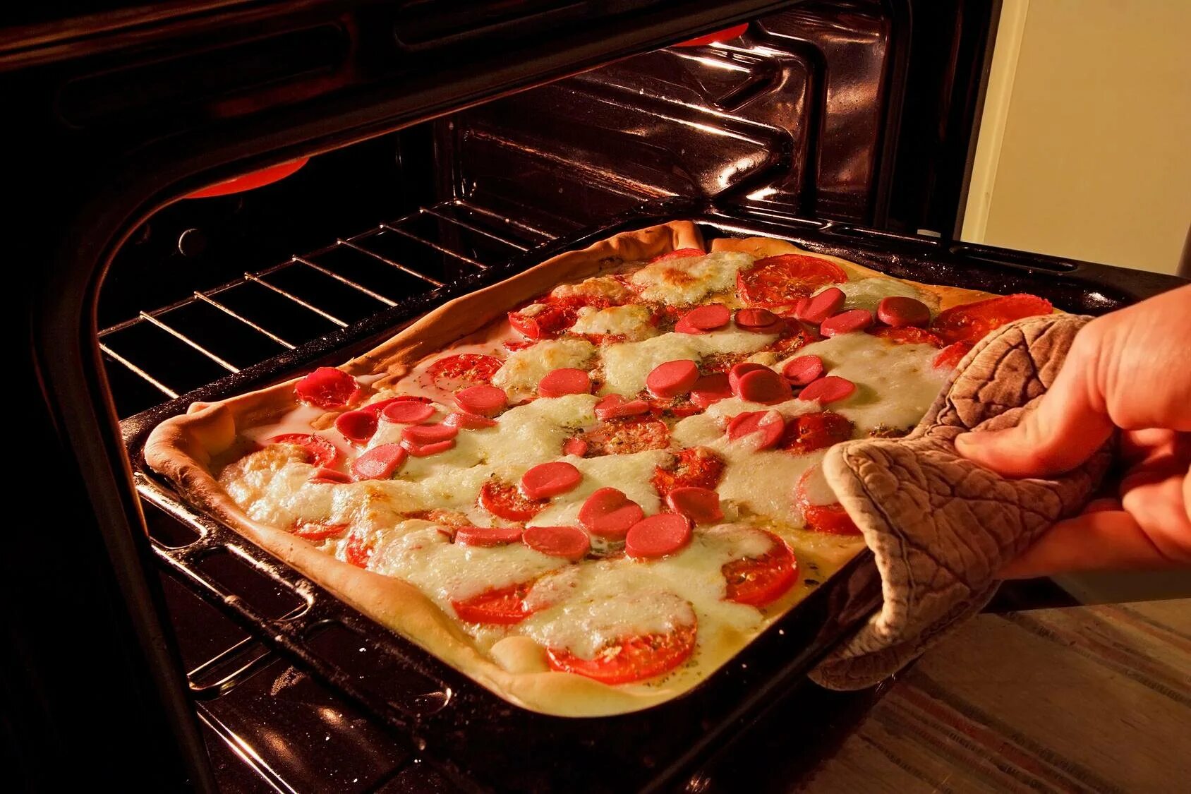 Как приготовить пиццу в духовке рецепт домашнюю. Пицца в духовке. Пицца на противне в духовке. Пицца в духовке на Протвине. Противень для пиццы.