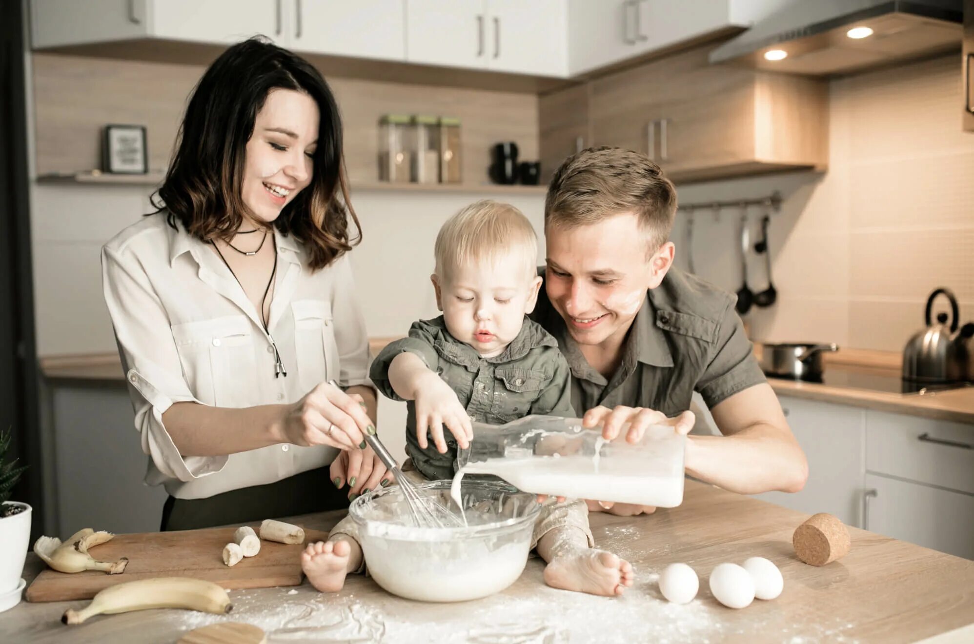 Семья на кухне. Семья с детьми на кухне. Семья на современной кухне. Фотосессия на кухне. Приходит сын на кухню