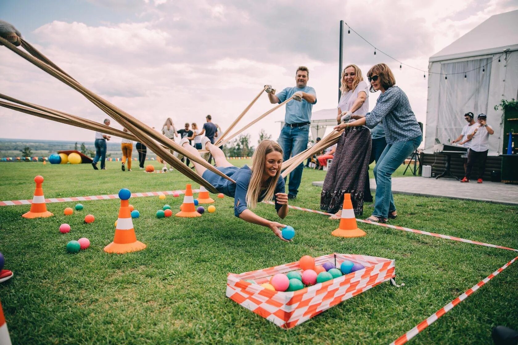 Самые веселые игры для всей семьи. Вечер настольных игр. Групповые занятия с психологом. Семья играет в настольные игры. Командные лыжи для тимбилдинга.