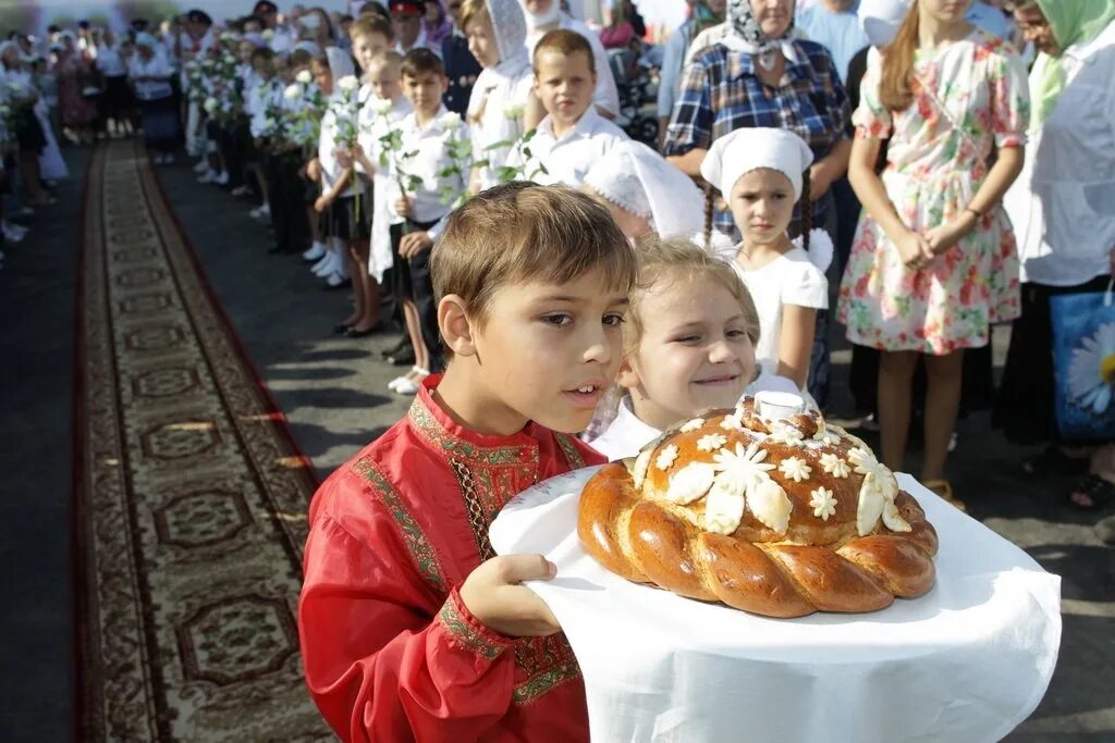 Хлеб соль что говорить гостям. Встреча гостей с караваем. Хлеб да соль. Встреча с хлебом и солью. Каравай хлеб соль.