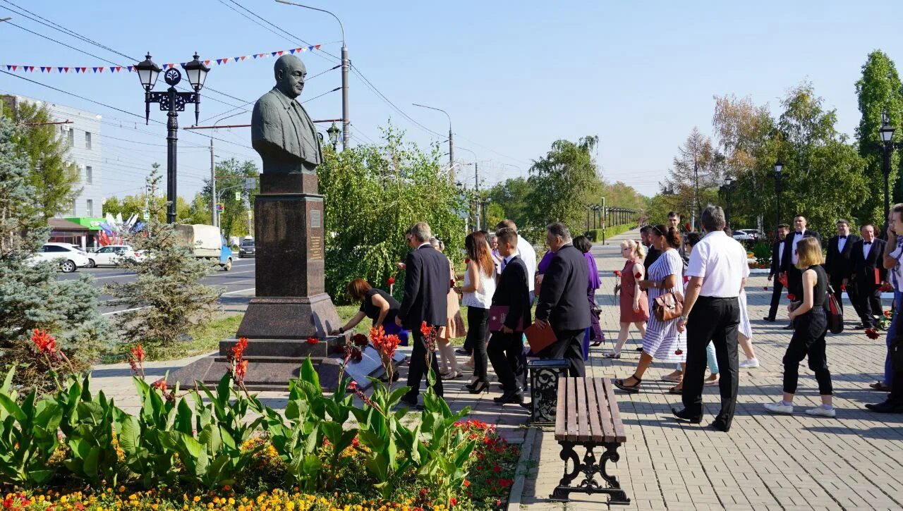 Последние новости города оренбурга. Оренбург памятник Гаранькину. Новый памятник в городе Гагарин.