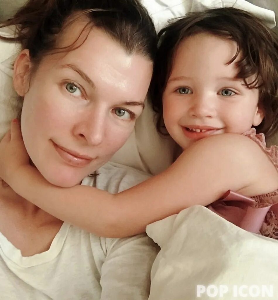 Милла йовович и ее дочь. Милла йовович с дочкой. Милов йововичей. Старшая дочь милы йовович. Дети милы йовович.