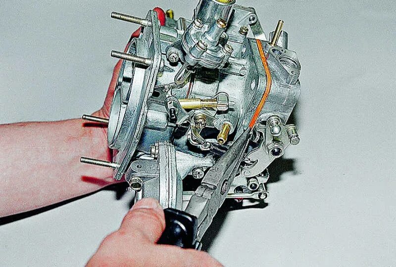 Регулировочные винты карбюратора ВАЗ 2106. Регулировочные болты карбюратора ВАЗ 2106. Заслонка карбюратора ВАЗ 2106. Винт регулировочный карбюратора 2106.