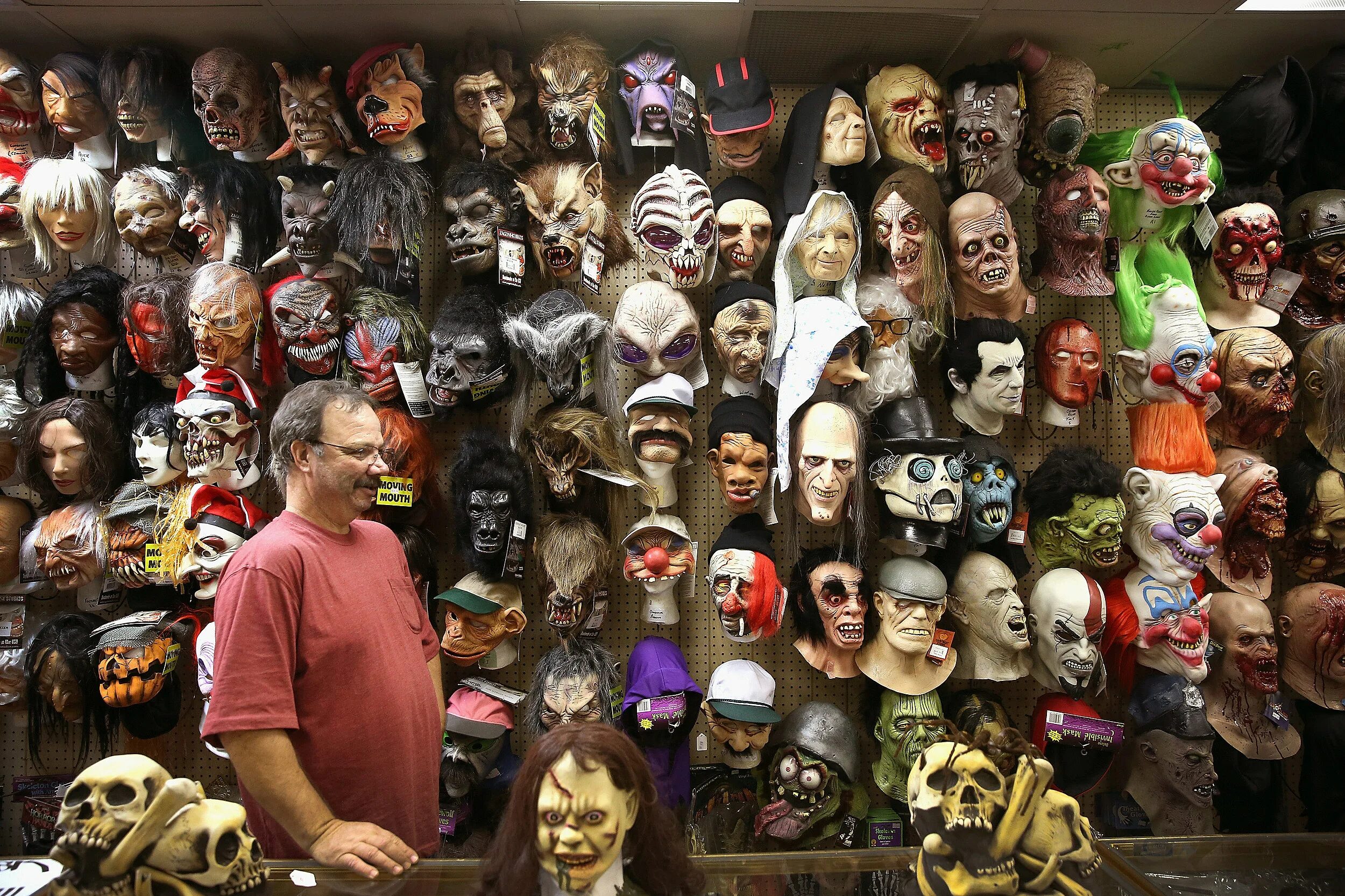 Когда выйдут новые маски. Магазин Хэллоуина. Магазин масок на Хэллоуин. Хэллоуин магазин США. Американские магазины Хэллоуина.