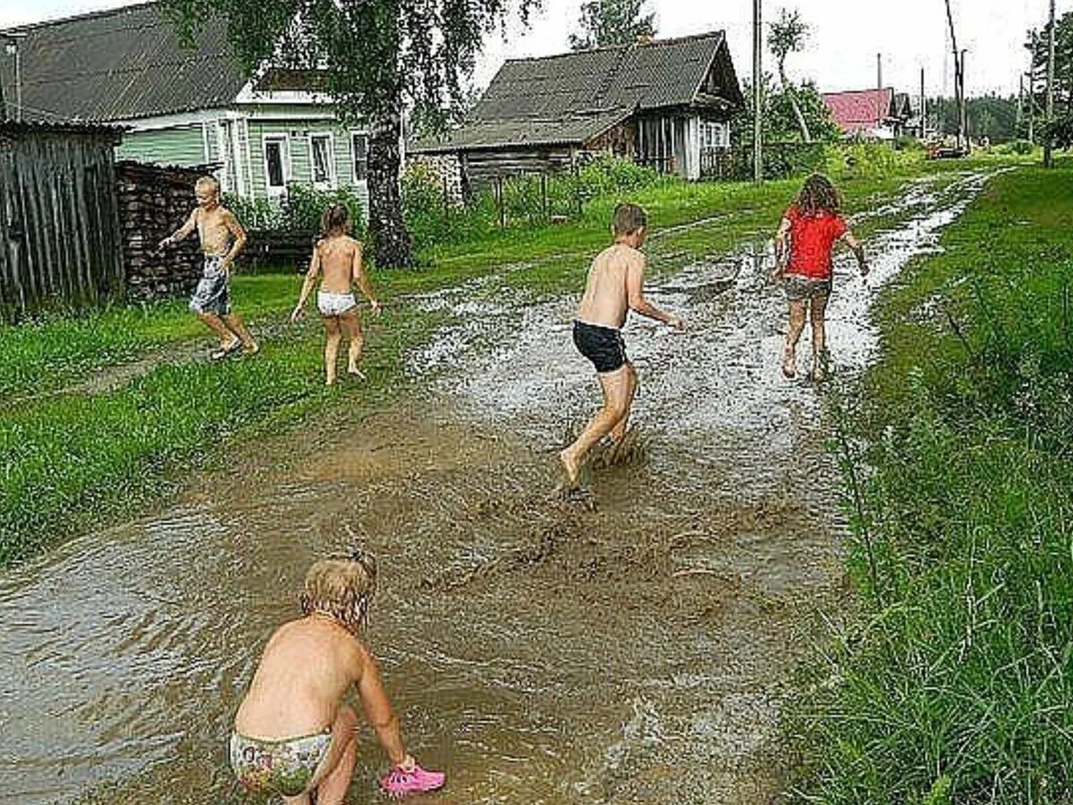 Каникулы в деревне. Летний дождь в деревне. Лужи в деревне. Босоногое детство в деревне.