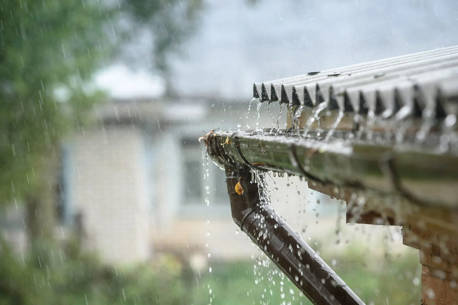 Ливень. Сильный дождь. Дождь по крыше. Вода стекает с крыши. Rain damage