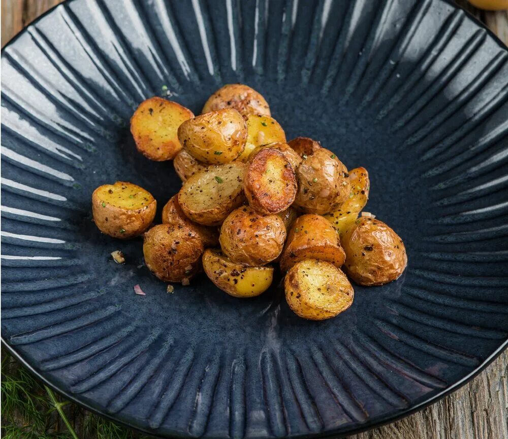 Сорт картофеля бейби. Свинина с бейби картофелем. Бейби картофель с укропом. Рецепт запеченного картофеля беби. Печеный картофель бейби.