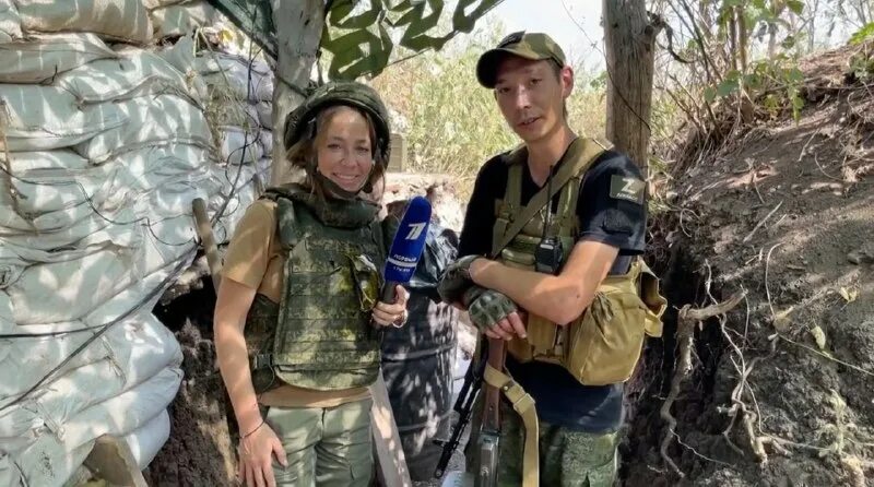 комбат гиви фото и его девушка. наталья белозерская снайпер. женщины военные на донбассе. жена гиви ополченца ольга фото. как попасть на донбасс женщине.