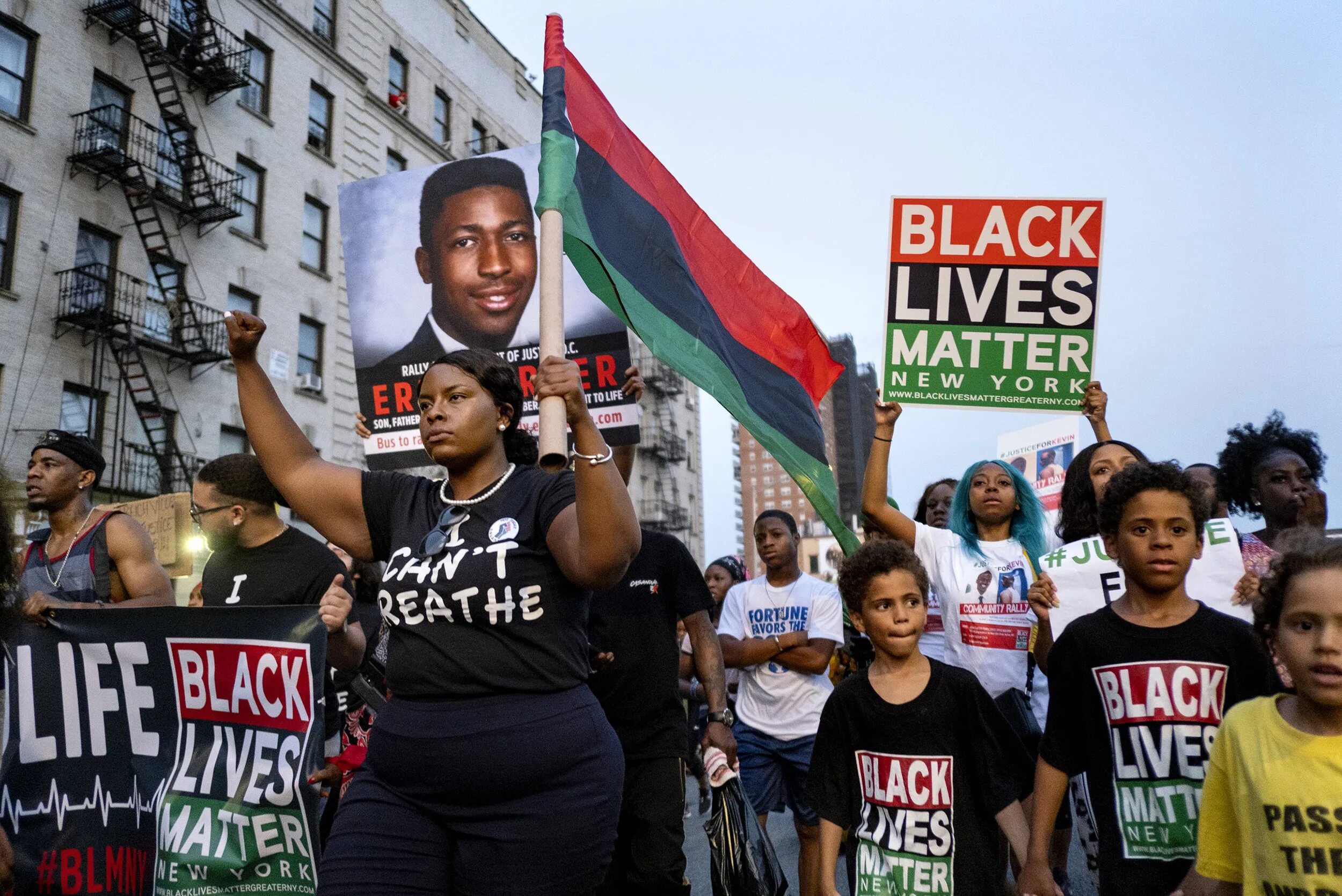 Черное имеет значение. Движение black lives matter. черное движение в америке. сша black lives matter. «black lives matter» («жизни черных важны»),.