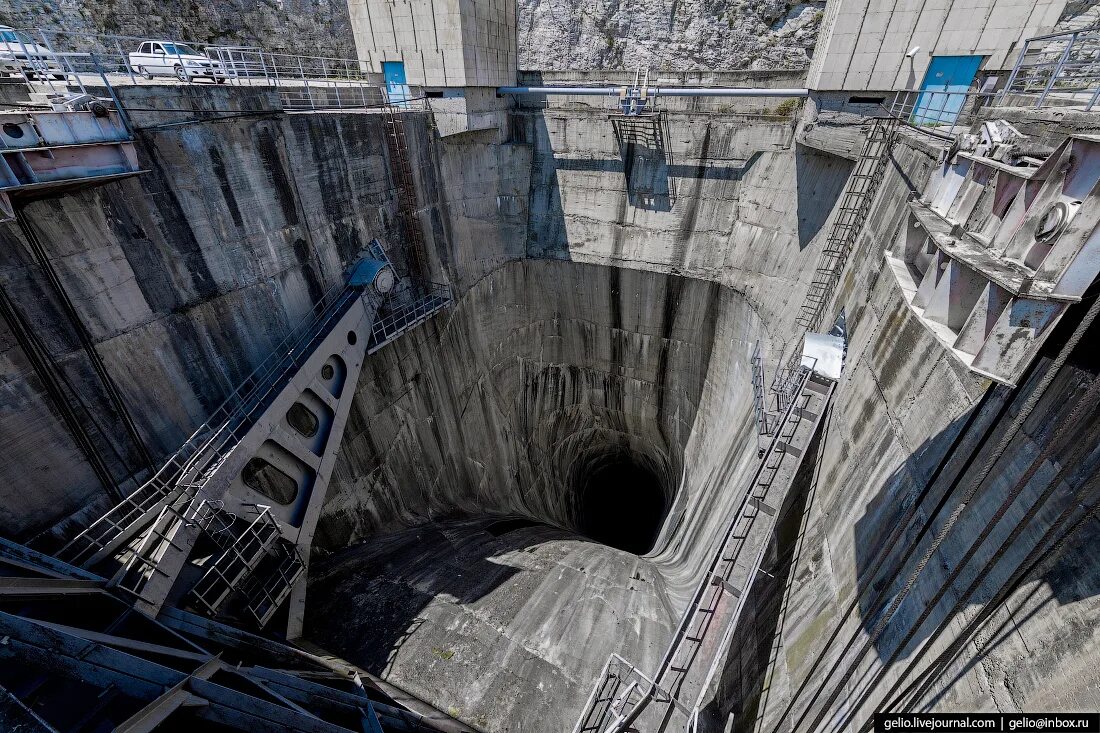 В каком районе находится самая крупная гэс. Арочная плотина Чиркейской ГЭС. Чиркейская ГЭС водосброс. Чиркейской ГЭС - - самая высокая арочная плотина в России -. Платина Чиркейская ГЭС.