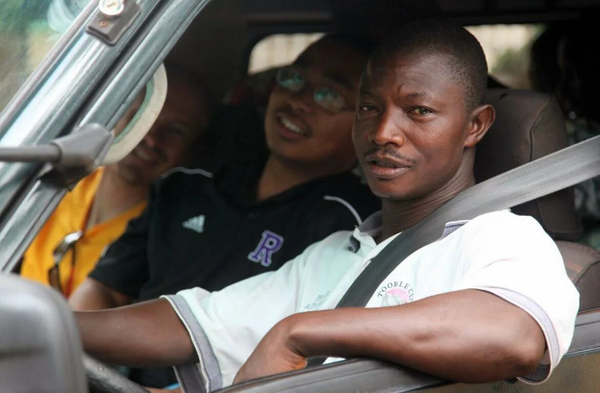 Такси гана. Бизнесмен за рулем. Афроамериканцы в машине. American driver. African driver.