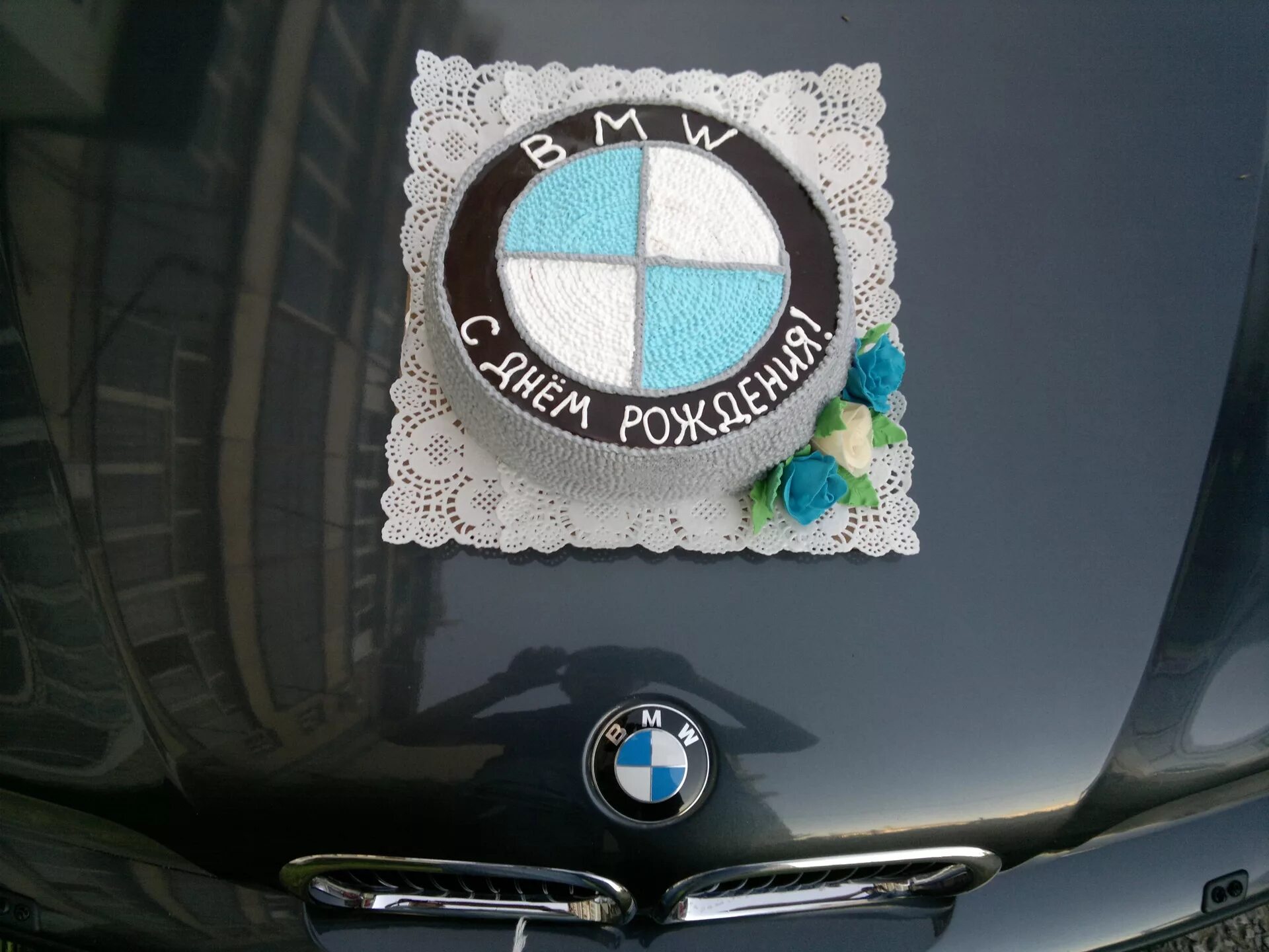 Значок БМВ на торт. Торт BMW. Торт БМВ машина. Кремовый торт с логотипом БМВ.