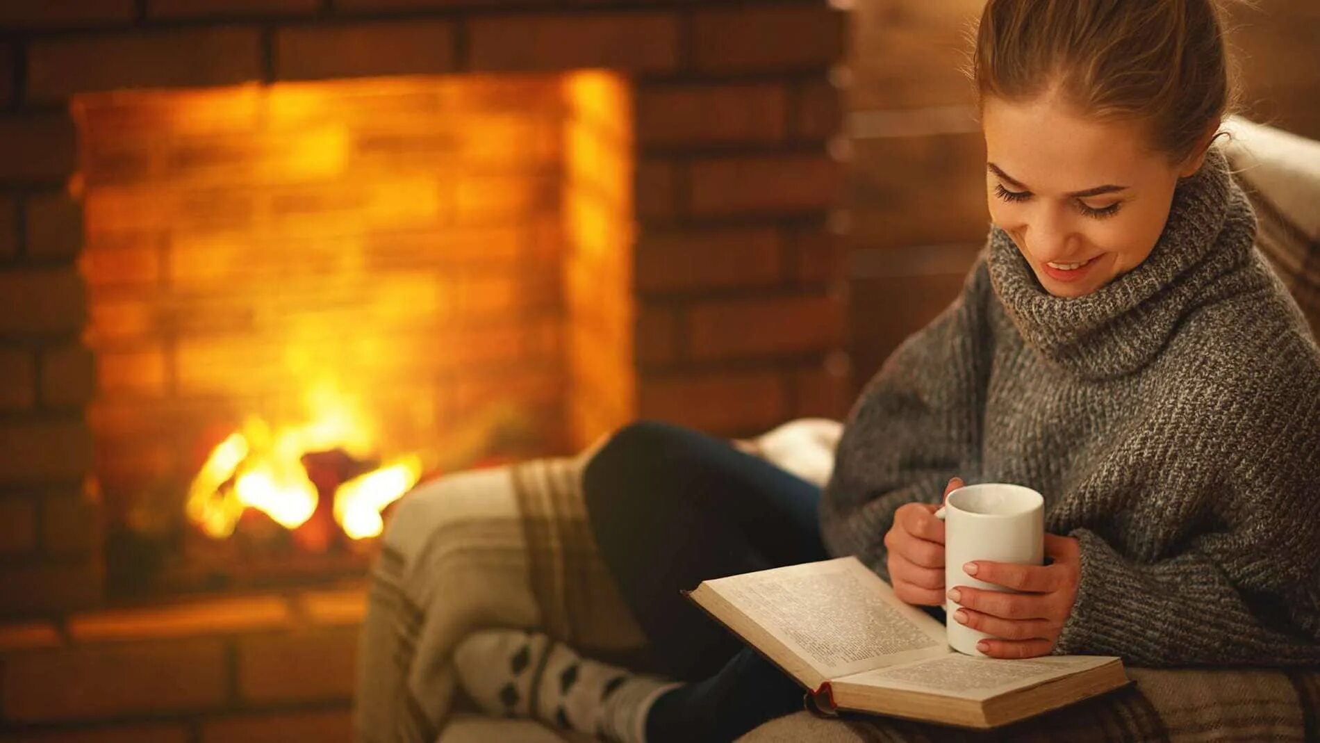 Чтение зимним вечером. Уютный плед камин. Женщина у камина с книгой. Зимний вечер у камина. Уютное чтение книг у камина.
