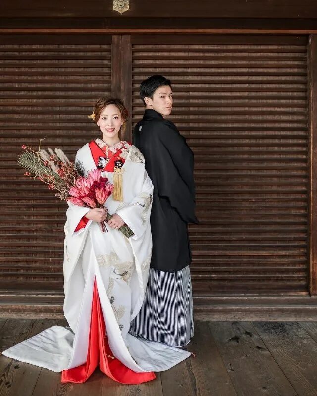 обряд бракосочетания в японии. японские молодожены. традиционная японская свадьба. японская свадебная фотосессия. японская свадьба традиции.