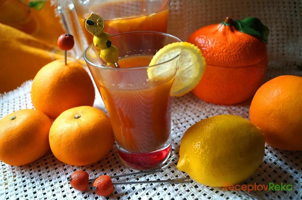 Некоторые люди любят пить зимой витамины напиток. Напиток из апельсинов. Витаминизированные напитки. Апельсиновый лимонад. Витаминные напитки для детей.