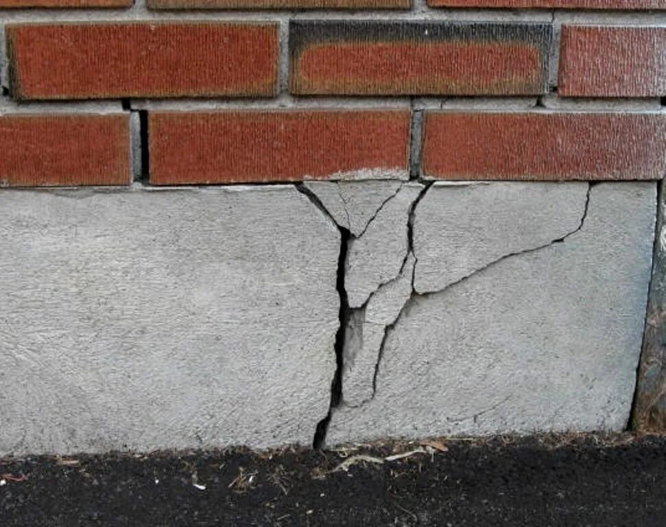 Морозное пучение фундамента. Усадочные трещины в бетоне. усадочные трещины в фундаменте. трещины в цоколе. трещины в цоколе фундамента.
