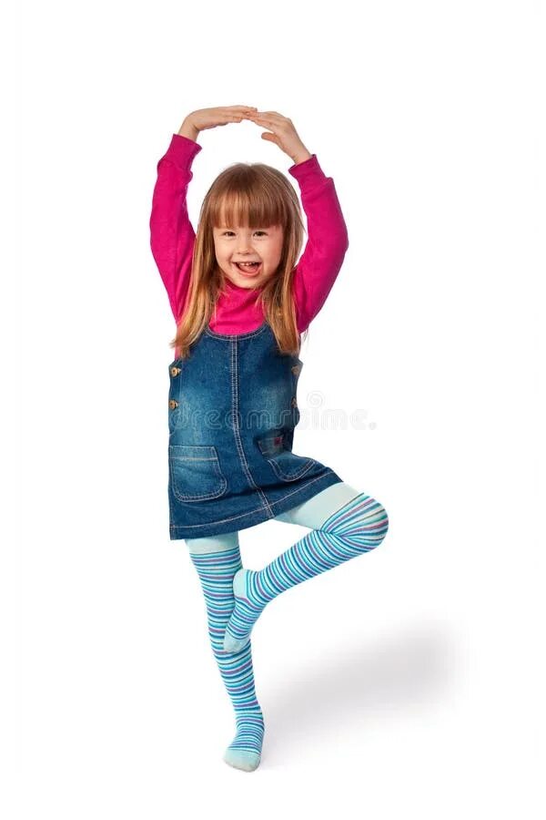 Ребенок прыгает на одной ноге. Дорожка для лфк. Ребенок стоит на одной ноге. Ребенок стоит на одной ножке. Ребенок стоит на 1 ноге.