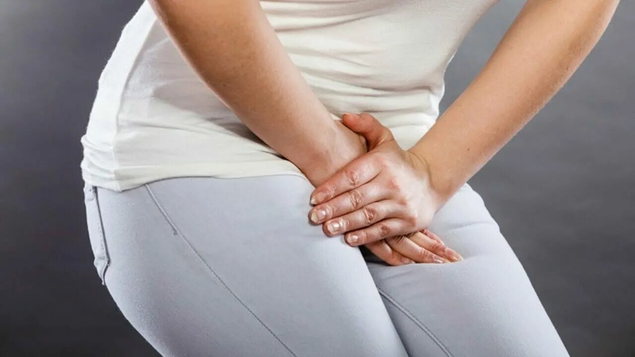 после месячных зудит в интимном месте. чешется внизу у женщины. причины зуда в интимной зоне. боль при мочеиспускании. зуд в промежности у женщин.