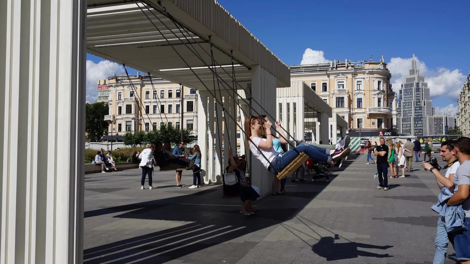 Чувствовать площадь. Триумфальная площадь качели. Метро Маяковская Триумфальная площадь. Площадь Маяковского в Москве качели. Маяковская качели Триумфальная площадь.