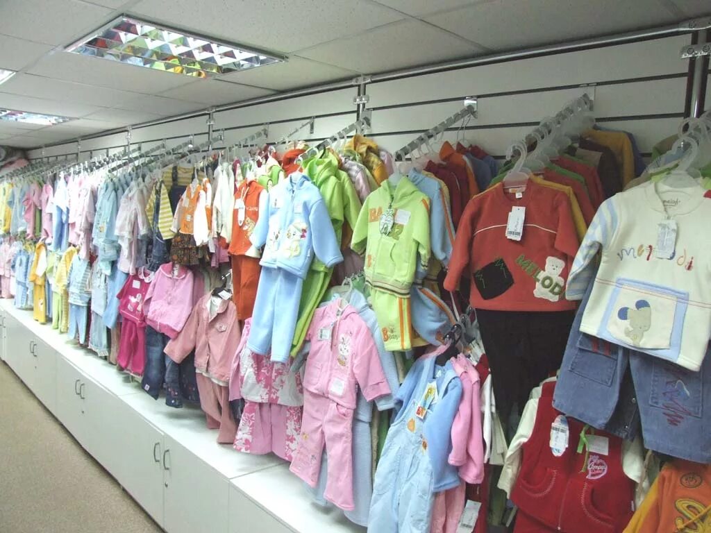 оборудование для магазина детской одежды и обуви. маленький детский магазин. как открыть детский магазин. магазин одежды для детей. маленький отдел детской одежды.