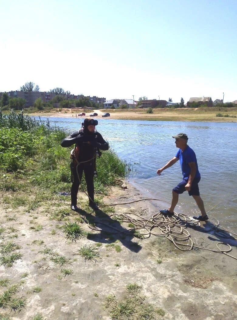 Водолазы Астрахани. В Астрахани утонул мужчина. Поднятый со дна реки человек. Уссурийск утонул 2023. Утонувшие 2023 года