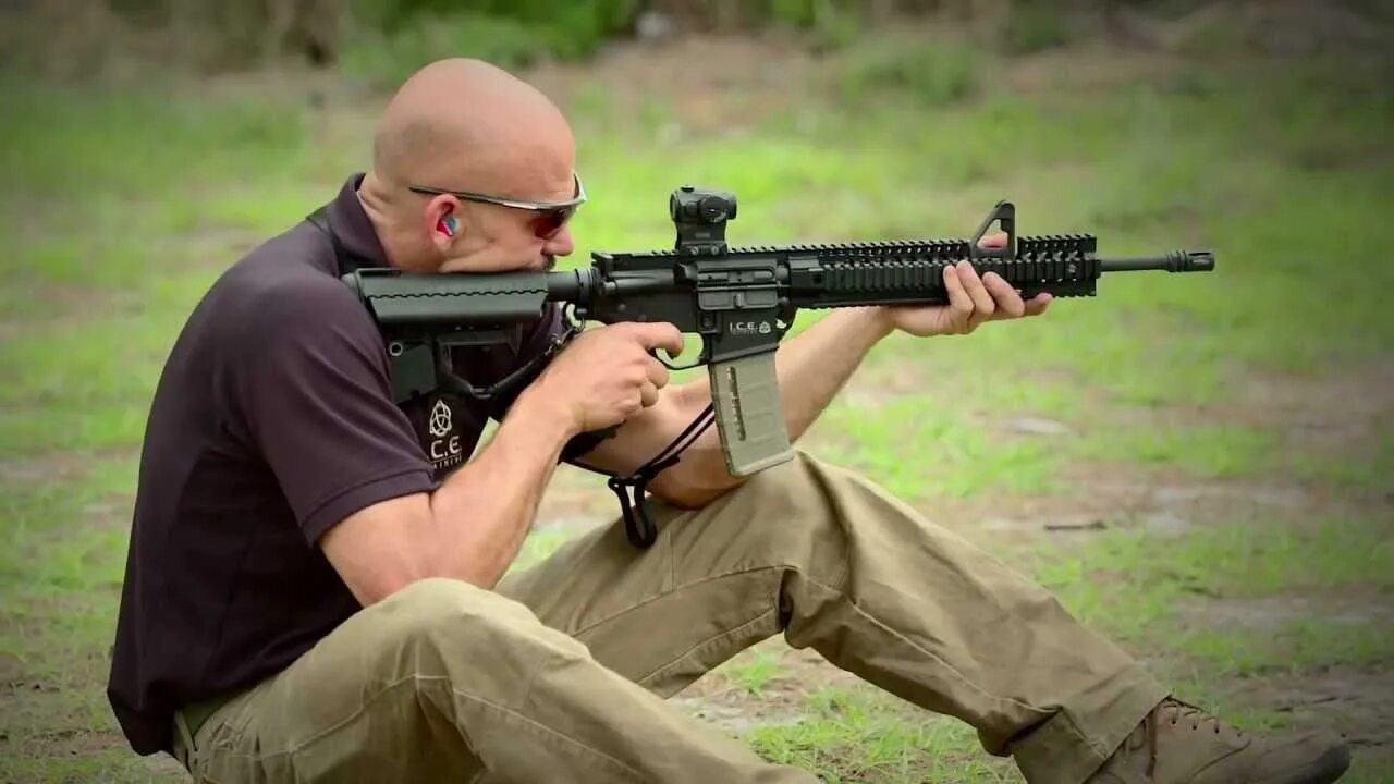 Штурмовая винтовка ak47. Карабин огнестрельное оружие. Коллекция боевого оружия. Винтовка для практической стрельбы. Заряжаю пулемет.