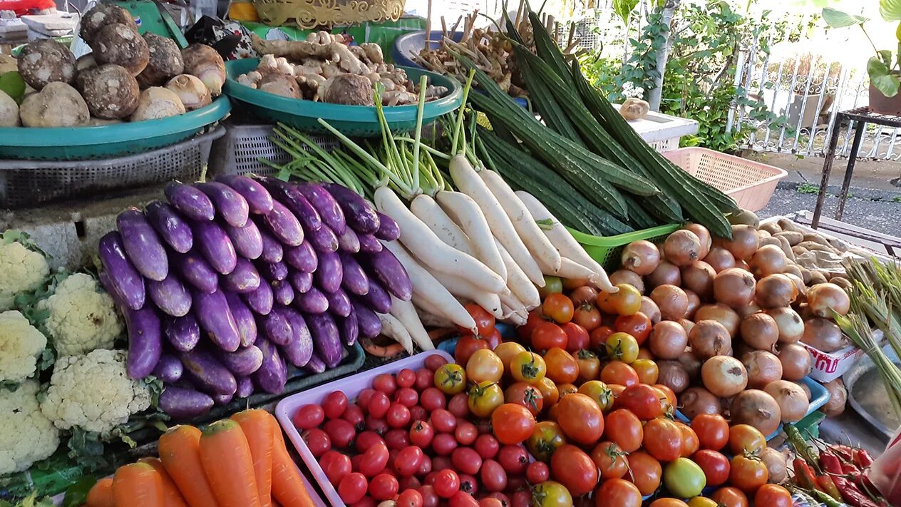 Недорогие овощи в москве. Овощи на рынке. Овощи на базаре. Овощной рынок. Овощи и фрукты на рынке.