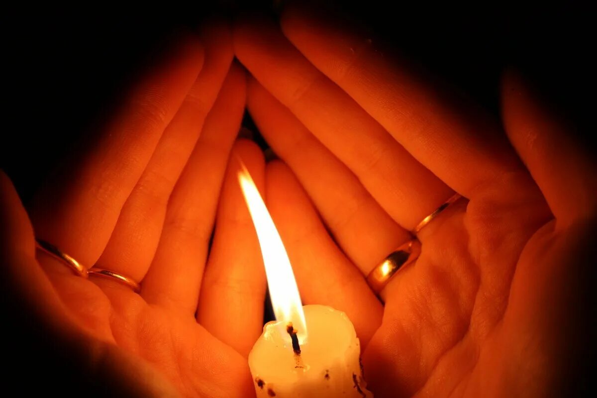 Свеча горит в руке. Свеча памяти. Свеча скорби. Горящая свеча. Горящие свечи.
