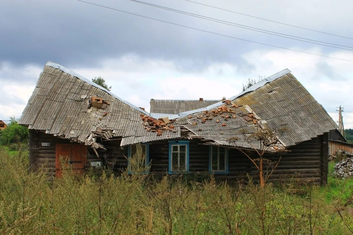 Старинный деревянный забор. Покосившийся изложить. Старый деревянный забор. Старый забор. Покосившийся здания картинки.