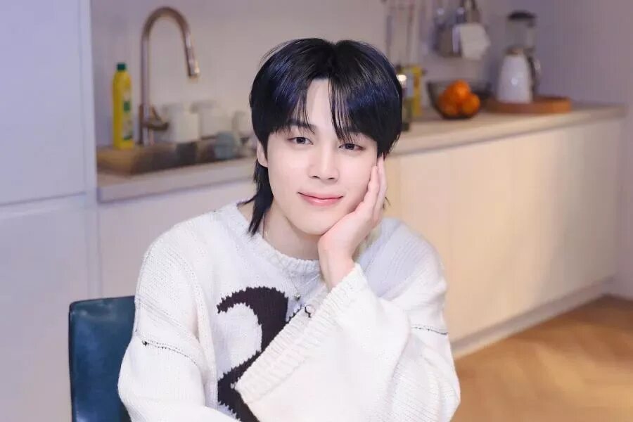 Песня jimin like crazy. Чимин like crazy. айдолы которым за 50. чимин бтс нубы. jimin long hair.