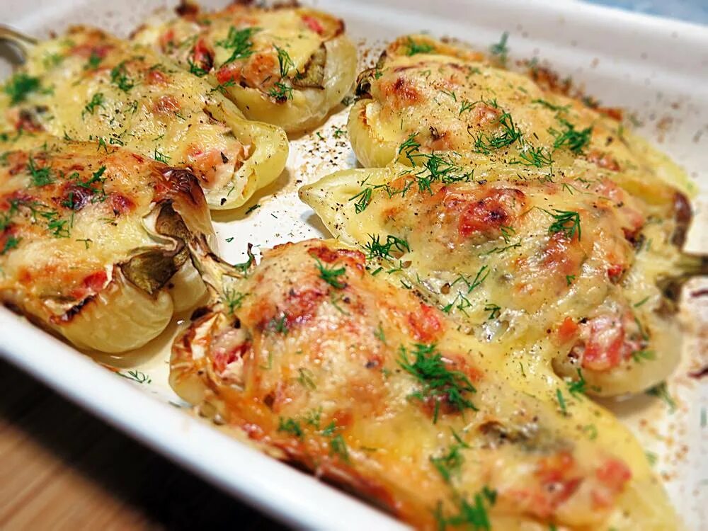 Приготовить куриную грудку с сыром. Филе в духовке. филе курицы в духовке. куриное филе с грибами и сыром в духовке. куринон филе к в духовке.