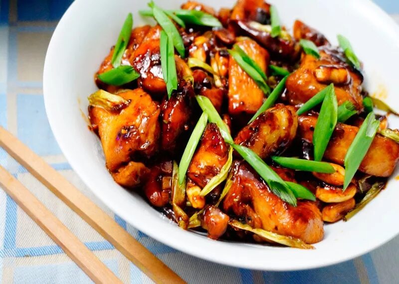 Гунбао цзидин. Кунг пао курица с арахисом. Курица кунг пао китайская кухня. Курочка гунбао. Кунг пао.