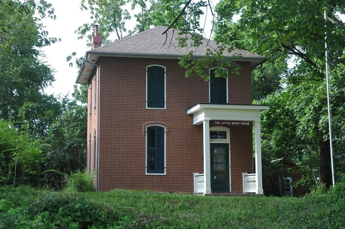 Дача кирпич. &quot;speckled brick house эстония&quot;. маленький кирпичный домик. маленький домик из кирпича. маленький дом из красного кирпича.