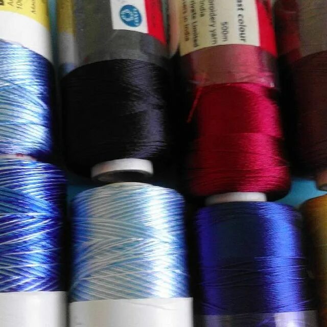 Какого цвета нитка. Какого цвета нитка. Какого цвета нитка. Синяя нить на запястье. Нитка для цветов.