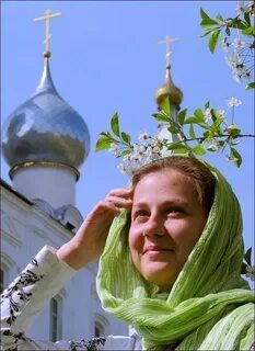 Как заходят в церковь женщина