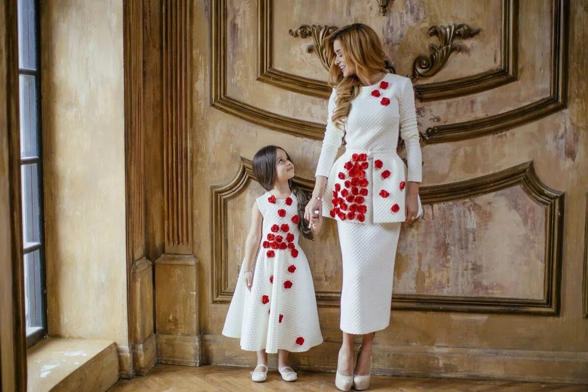 Best family look. Одинаковая одежда для всей семьи. Фэмили лука. Стильный фэмили лук. Платья для мамы и дочки в одном стиле.