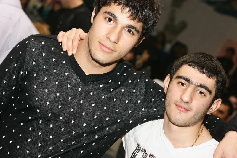 Красивые армянские парни. Молодой кавказец. Армяне кавказцы. Братья кавказцы. Трое армян
