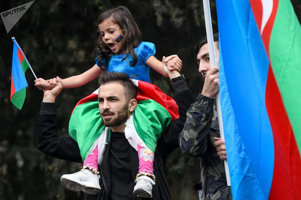 Азербайджан победа. Азербайджанцы радуются победе в Баку. 8 Ноября Азербайджан. День национального Возрождения Азербайджана. Азербайджан в ноябре
