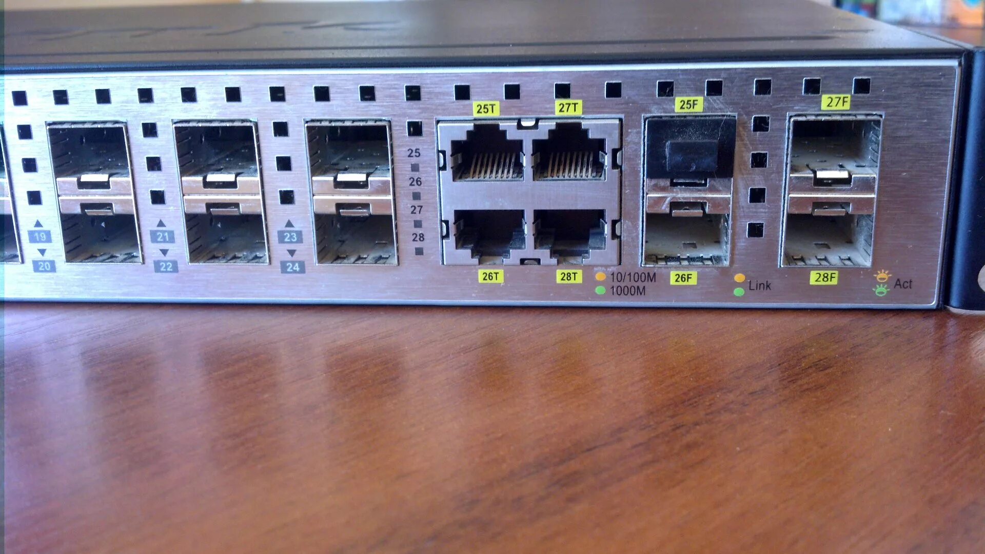 Комбо порт sfp. Des-3200-28. Des-3200-28f fast Ethernet Switch. D-link des-3200-28f. D-link des-3200-28f/c1.