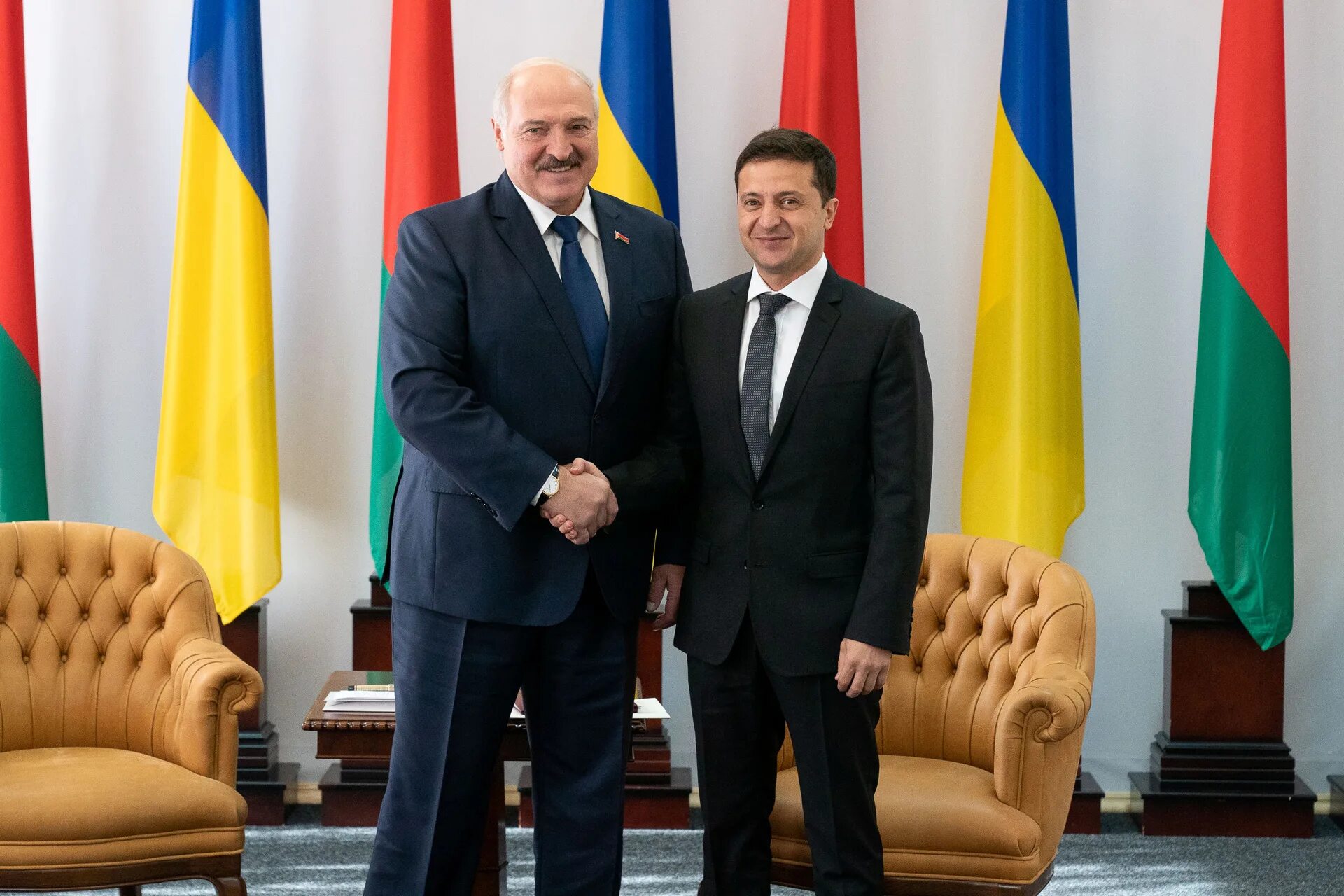 Беларусь в евросоюзе. Отношения беларуси и украины. Флаги украины и беларуси. Украинско-белорусские отношения. Славянское братство.